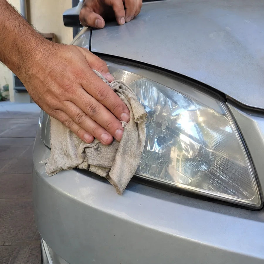 Limpiando la &oacute;ptica con un pa&ntilde;o