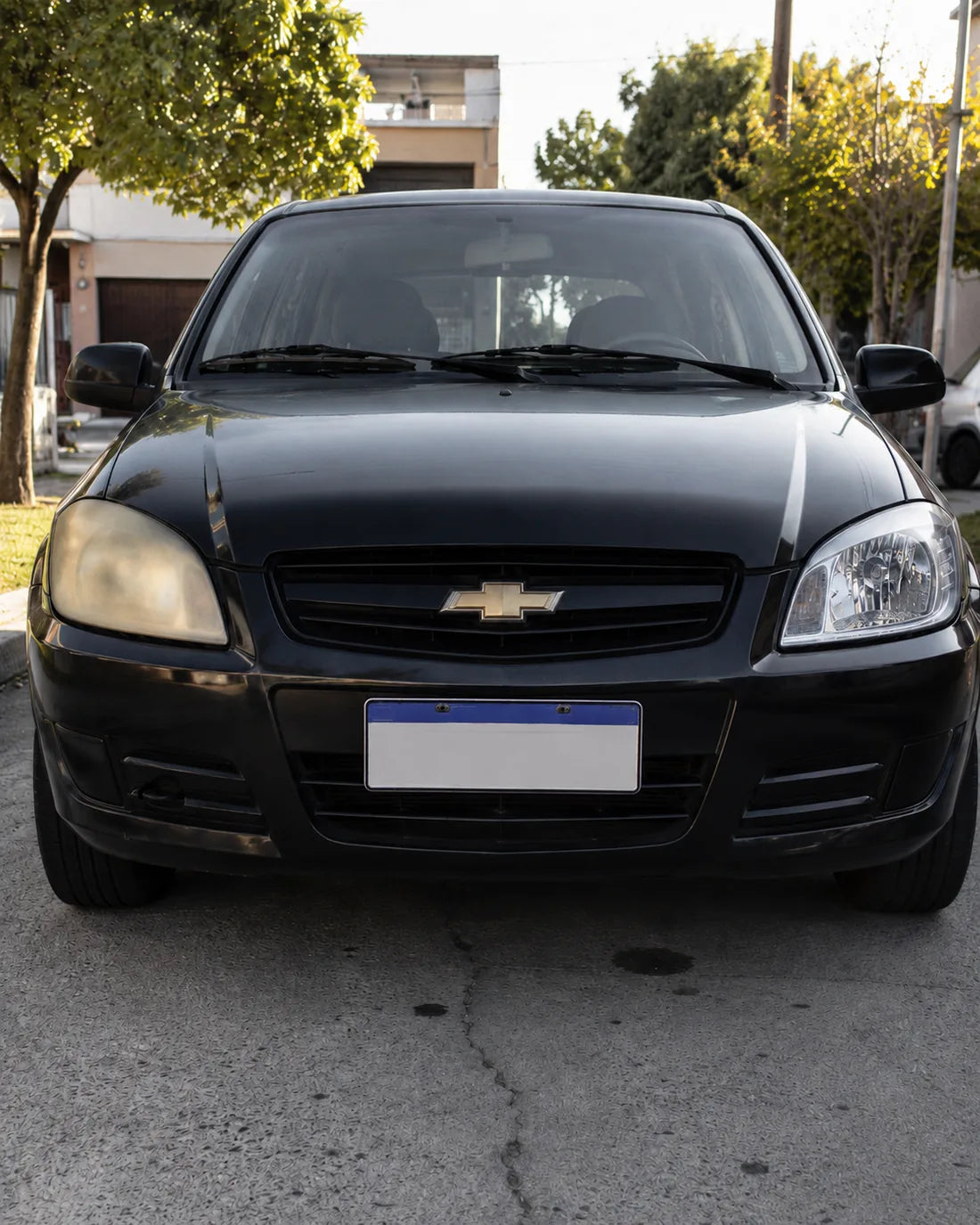 Auto con una &oacute;ptica amarilla y otra restaurada